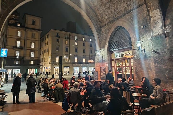 Bologna bei Nacht: Durch die Stadt schlendern — Foto 2