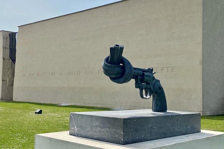 Tour Privato Guidato ai 7 Luoghi Iconici del D-Day in Normandia da Parigi