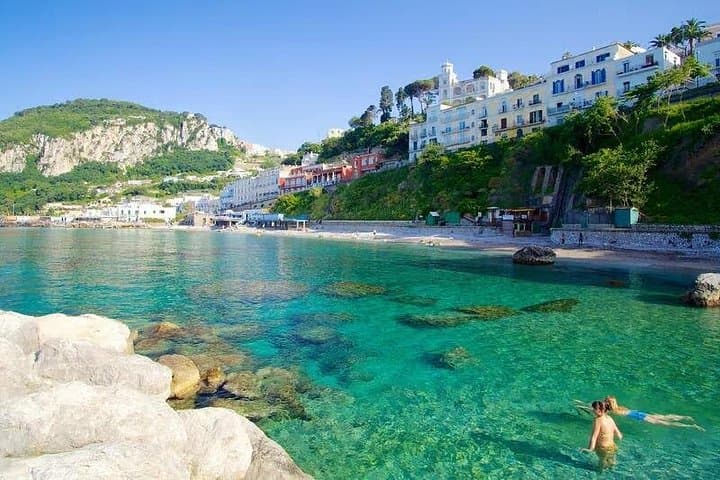 Viaggio a Capri da Napoli o Salerno: Traghetto e Tour Panoramico in Barca — foto 3
