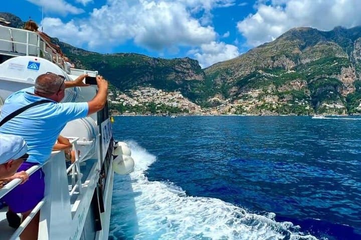 Viaggio a Capri da Napoli o Salerno: Traghetto e Tour Panoramico in Barca
