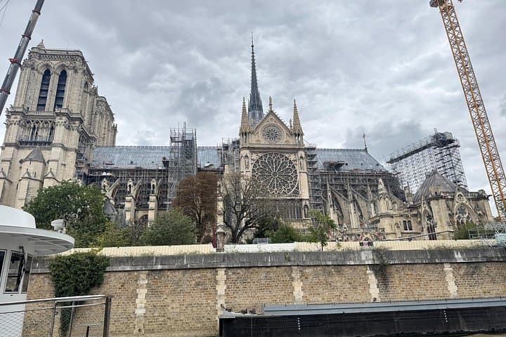 Tour a piedi all'aperto della Cattedrale di Notre-Dame, Parigi — foto 3
