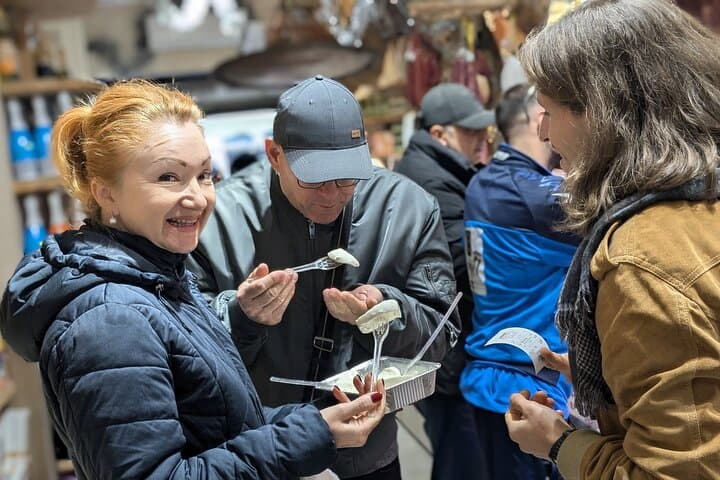 Nápoles: Tour a pie de Arte Callejero, Vino y Comida — foto 3