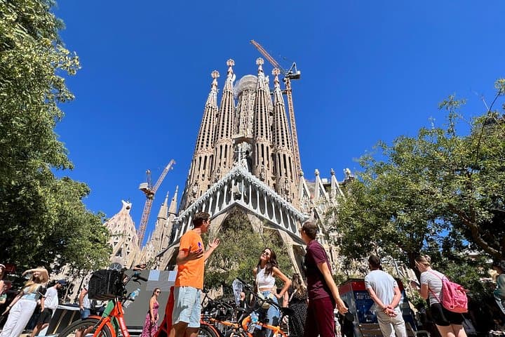 Visite de Barcelone à Vélo avec Guide Local — photo 2