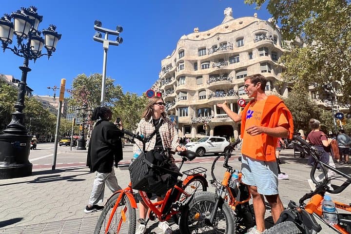 Visite de Barcelone à Vélo avec Guide Local — photo 3