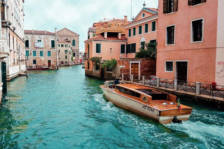 Venezia: Trasferimento Privato dall'Aeroporto di Marco Polo all'Hotel in Auto e Barca