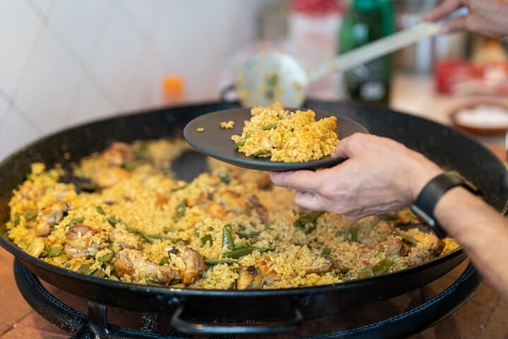 Paella-Kochkurs im Russafa-Markt in Valencia