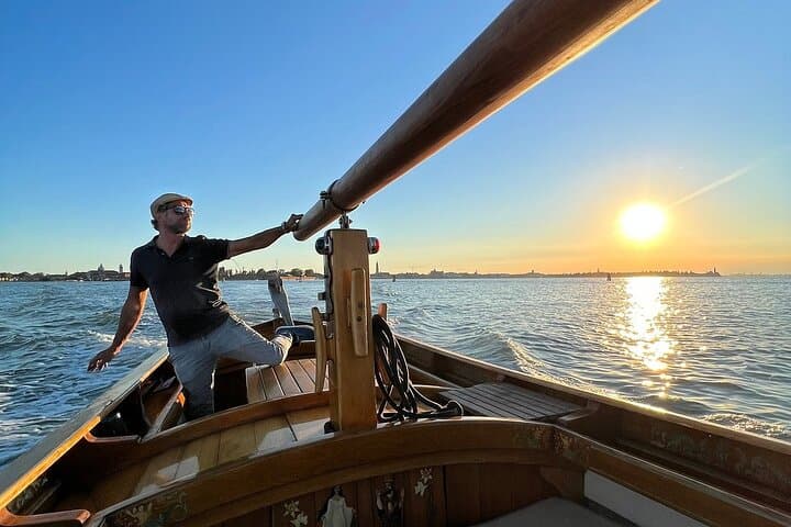 Venecia: Magia al Atardecer en Barco Vintage