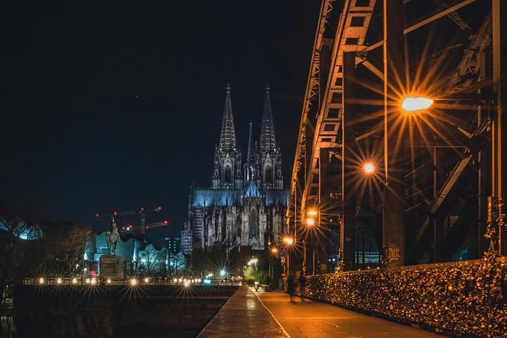Servizio fotografico con lucchetti d'amore e viste panoramiche al Ponte Hohenzollern — foto 2