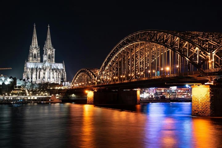 Servizio fotografico con lucchetti d'amore e viste panoramiche al Ponte Hohenzollern — foto 5