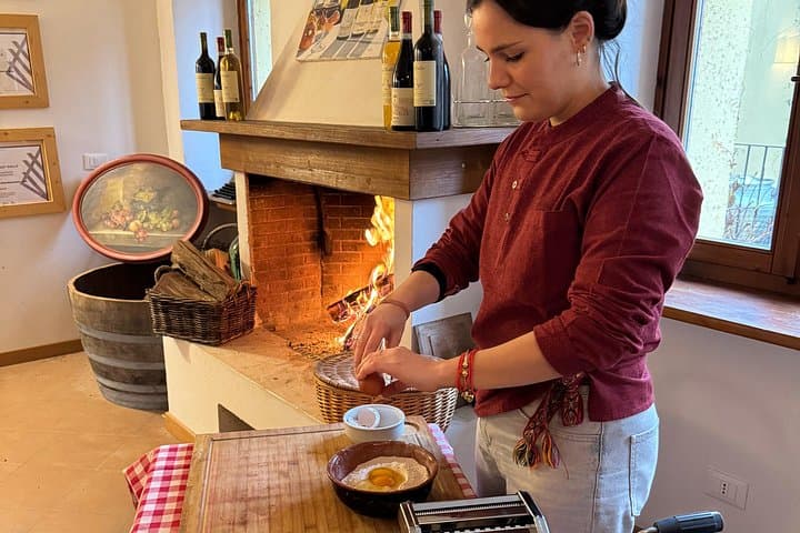 Corso di cucina con degustazione di vini in un Agriturismo