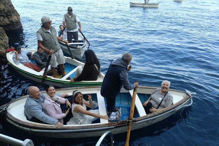 Da Napoli: Tour di Gruppo Ridotto a Capri e Grotta Azzurra — foto 4