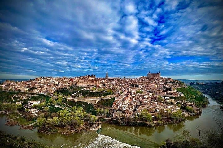 Toledo Kleingruppentour mit Weingutbesuch und Mittagessen — Foto 3