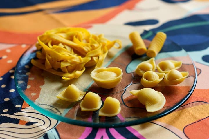 Hausgemachte Küche: Pasta-Herstellung mit natürlichen Farben in einer kleinen Gruppe