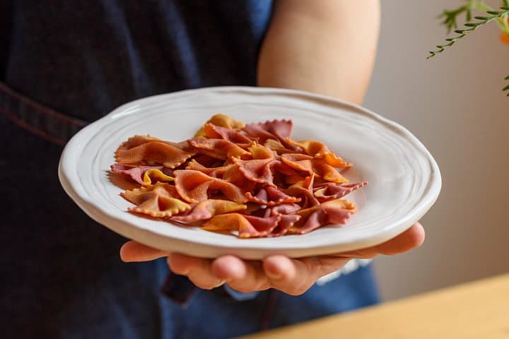 Hausgemachte Küche: Pasta-Herstellung mit natürlichen Farben in einer kleinen Gruppe — Foto 2