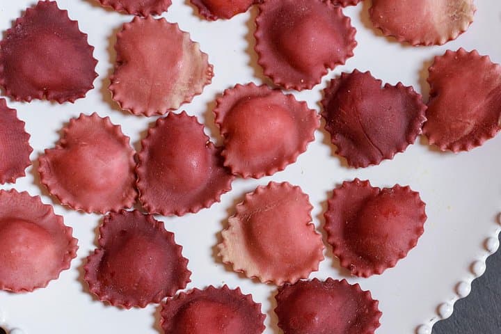 Hausgemachte Küche: Pasta-Herstellung mit natürlichen Farben in einer kleinen Gruppe — Foto 3
