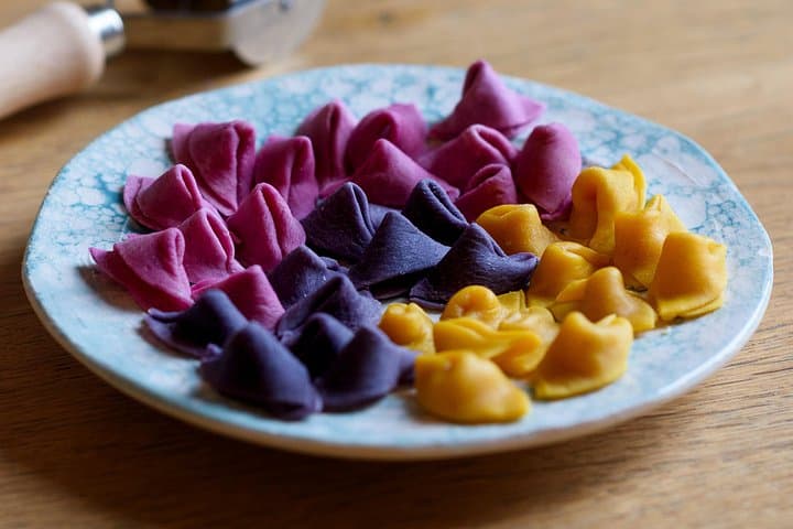 Hausgemachte Küche: Pasta-Herstellung mit natürlichen Farben in einer kleinen Gruppe — Foto 4