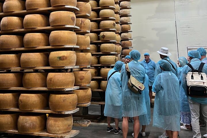 Tour di Parmigiano, Aceto Balsamico e Ferrari in Emilia Romagna
