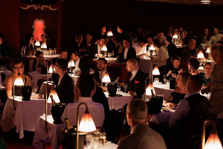 Paris La Nouvelle Eve Cabaret Show in Montmartre — Foto 5