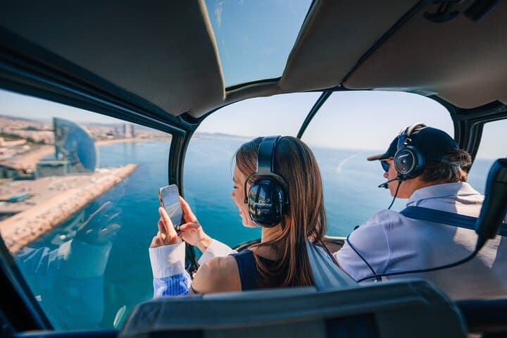 Barcelona: Helicóptero, Paseo en Barco y Casco Antiguo en Grupo Reducido (Máx 8) — foto 2