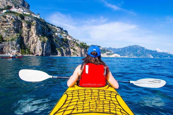 Tour en Kayak por la Costa de Amalfi: Explora Cuevas, Arcos y Playas Escondidas