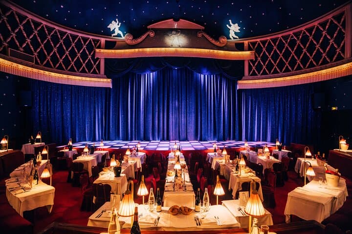 Paris La Nouvelle Eve Cabaret Show in Montmartre — Foto 2
