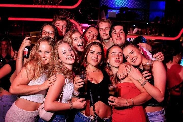 3 Bars Pub Crawl + VIP Club Eintritt in Sevilla