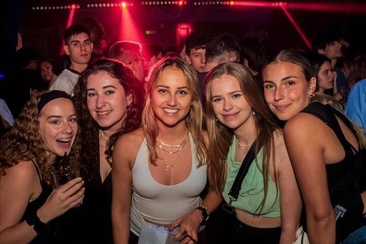 3 Bars Pub Crawl + VIP Club Eintritt in Sevilla — Foto 5