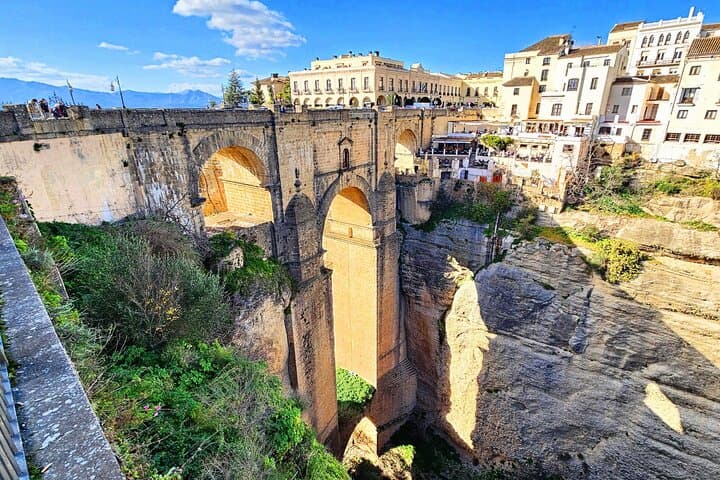 Excursión de un día a Ronda y Setenil de las Bodegas desde Málaga