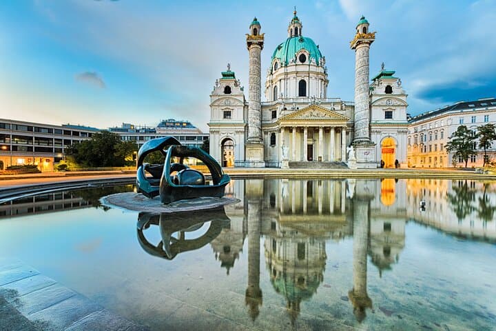 Privater Transfer von München nach Wien mit Sightseeing-Stopp