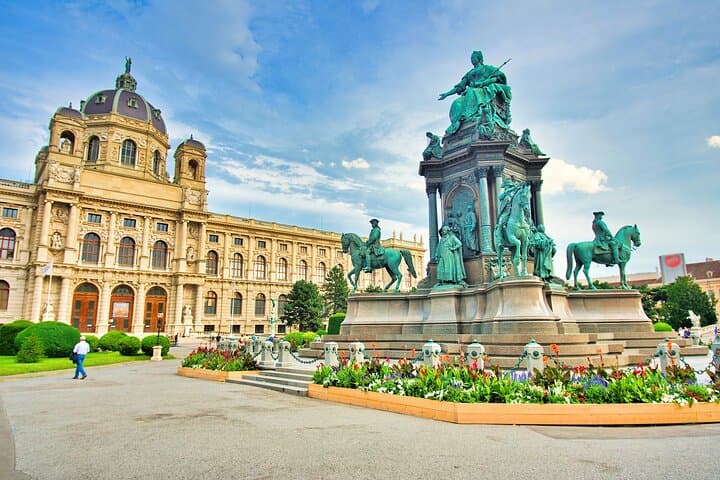 Privater Transfer von München nach Wien mit Sightseeing-Stopp — Foto 3