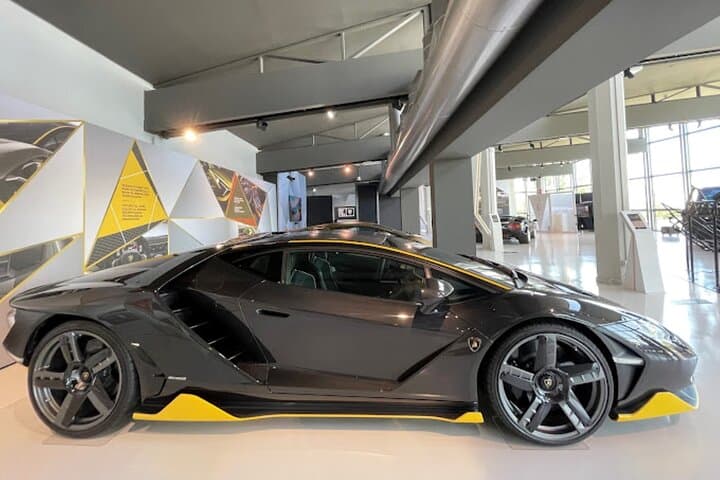 Bologna: Tour Guidato e Biglietto d'Ingresso al Museo Lamborghini