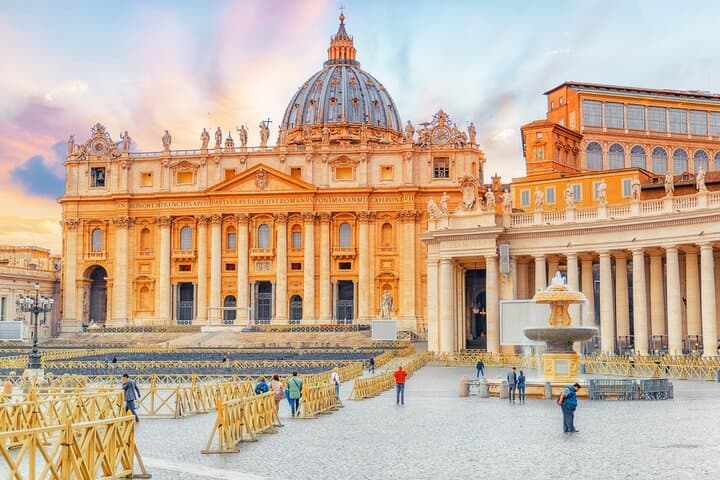 Salta la Coda: Tour Guidato della Basilica di San Pietro, Tombe Papali e Cupola
