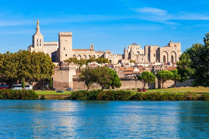 2-stündige lokale Stadtführung in Avignon — Foto 4