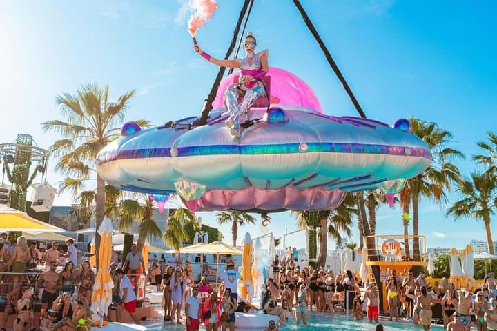 Fiesta en la piscina y tour de clubes en Ibiza, incluyendo O Beach y Eden Club