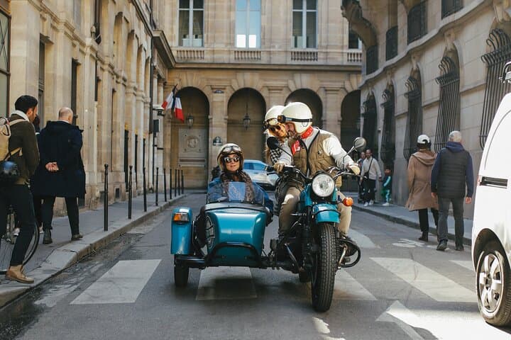 Tour Privato di Parigi con Durata Flessibile a Bordo di un Sidecar Vintage — foto 1
