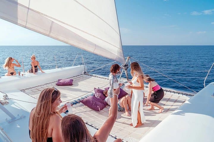 Croisière en catamaran à Ibiza avec boissons illimitées et barbecue