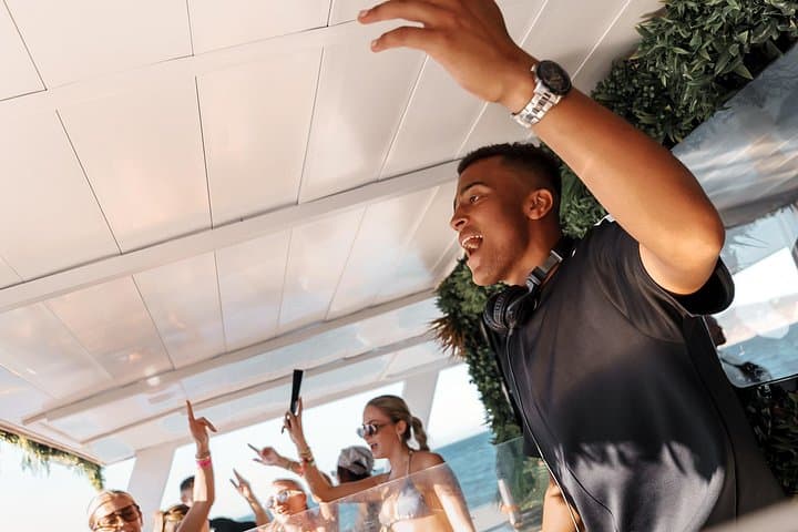 Festa al Tramonto in Barca a Ibiza con Drink, Spettacoli dal Vivo, DJ e Ballerini