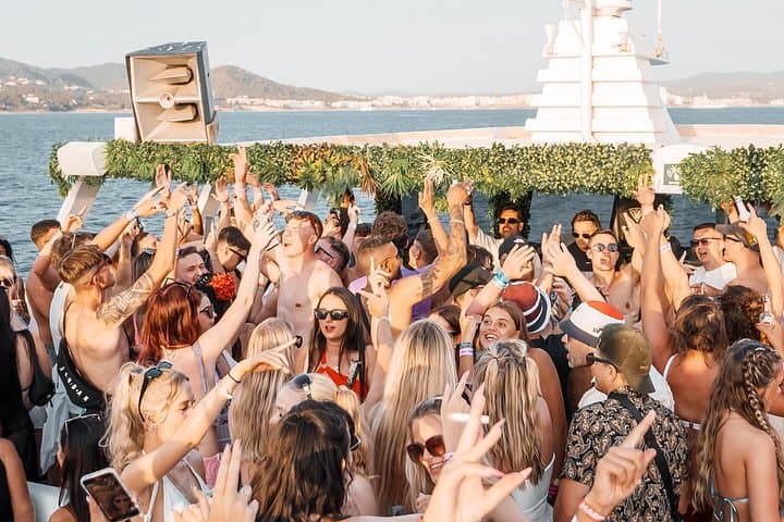 Festa al Tramonto in Barca a Ibiza con Drink, Spettacoli dal Vivo, DJ e Ballerini — foto 3