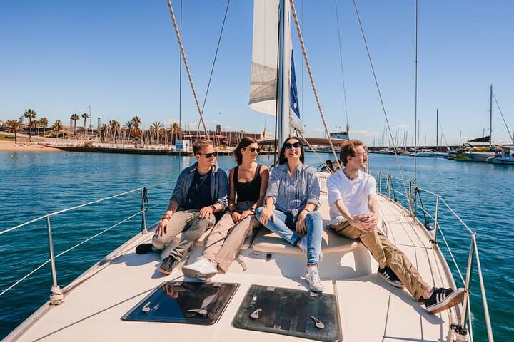 Segeltour und Weinverkostung in kleiner Gruppe ab Barcelona — Foto 2
