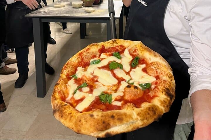Pizza-Kochkurs mit Tiramisù und Weinverkostung in Mailand
