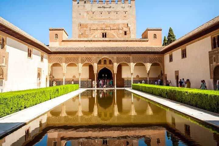 Visita Privada a la Alhambra y los Palacios Nazaríes desde Málaga