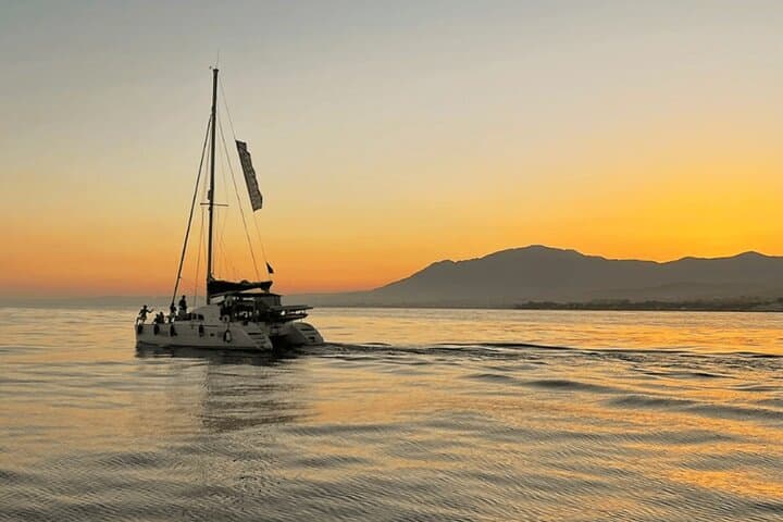 Marbella: Katamaran-Sonnenuntergangs-Kreuzfahrt mit Snacks und Getränken