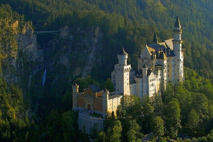 Privater Tagesausflug von München zum Schloss Neuschwanstein und Schloss Linderhof — Foto 5