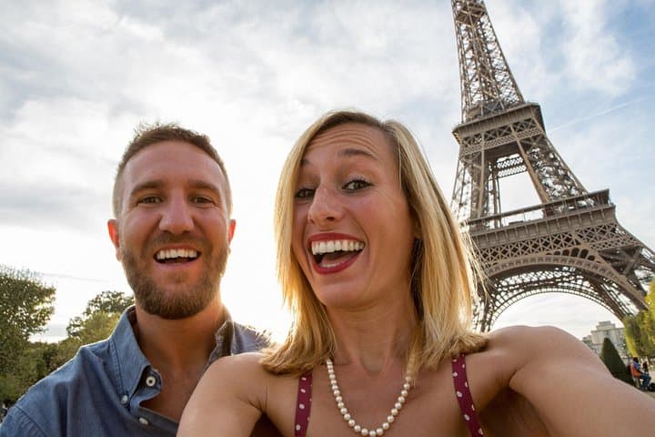 Passeggiata ai piedi della Torre Eiffel e Crociera Gastronomica sul Fiume Senna
