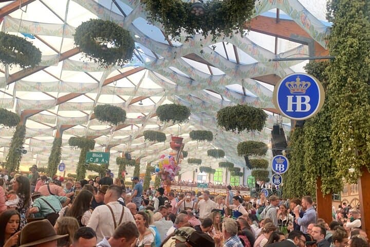 Oktoberfest München Tour mit Tischreservierung, Essen & Getränken — Foto 4
