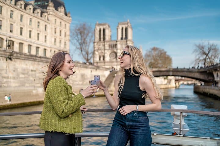 Abendliche Champagnerfahrt von Notre-Dame mit Bateaux Parisiens