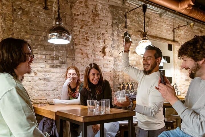 Barcelona Spanische Wein- und Tapas-Tour in einem lokalen Viertel