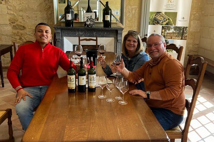 Weinprobe in der Burg und im Dorf Saint Emilion — Foto 5