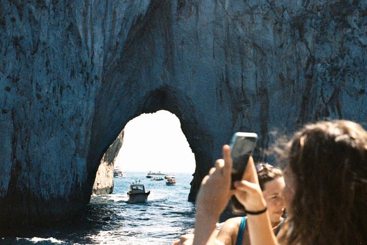 Kleingruppen-Tagesausflug nach Capri von Positano oder Praiano — Foto 5