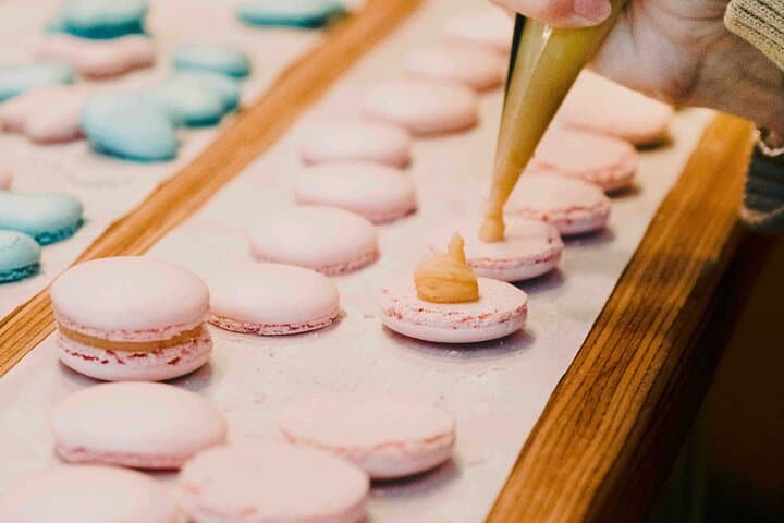 Clase de repostería en grupo pequeño de macarons en París — foto 5